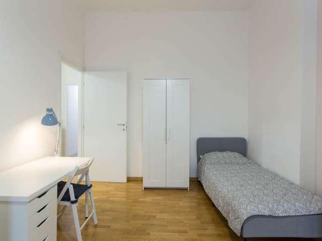 Letto in affitto in appartamento con 2 camere da letto a Milano, Milano