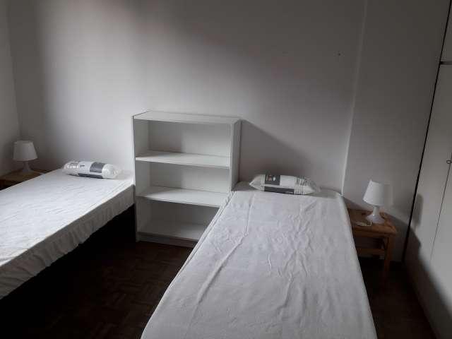 Letto in affitto in appartamento con 4 camere da letto a Bologna