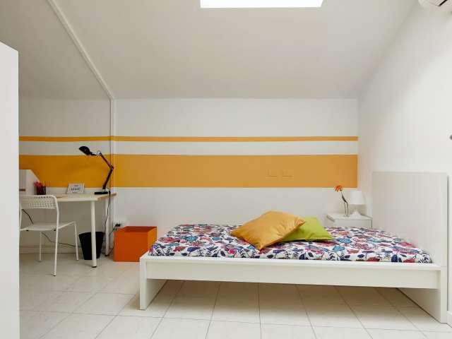 Letto in affitto in appartamento con 5 camere da letto a Milano