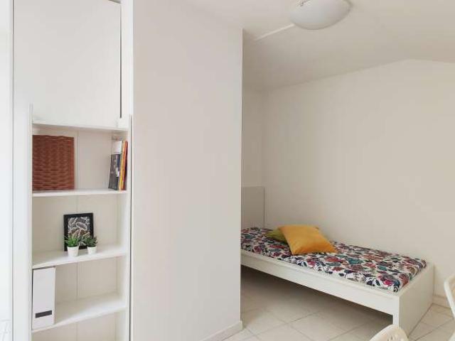 Letto in affitto in appartamento con 5 camere da letto a Milano