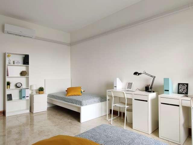 Letto in affitto in appartamento con 5 camere da letto a Milano