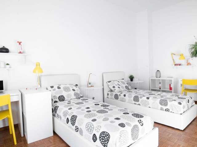 Letto in affitto in appartamento con 5 camere da letto a Milano