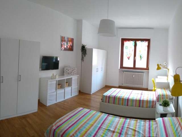 Letto in affitto in appartamento con 6 camere da letto a Milano