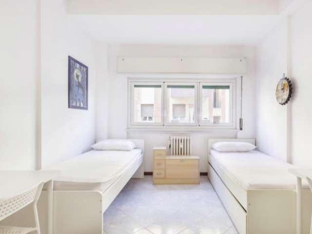 Letto in affitto in camera condivisa, appartamento con 2 camere da letto a Milano