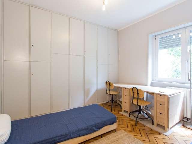 Letto in affitto in camera condivisa in un appartamento con 3 camere da letto a Mila