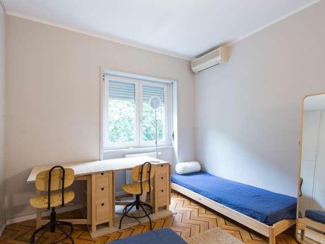 Letto in affitto in camera condivisa in un appartamento con 3 camere da letto a Mila