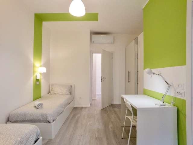 Letto in affitto in camera in appartamento con 4 camere da letto a Lambrate