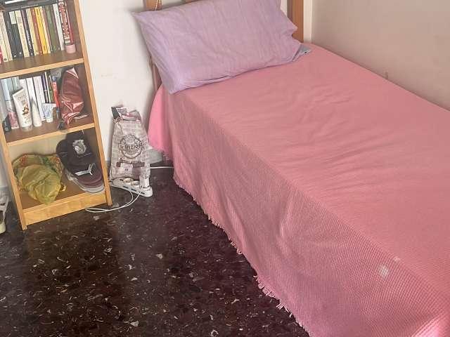 Letto in camera condivisa a Tuscolano Nord, Roma