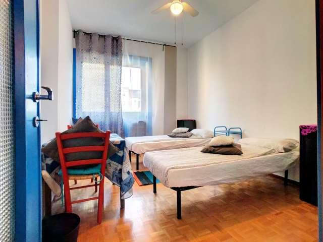 Letto in camera di un appartamento con 5 camere da letto a Pasteur, Milano
