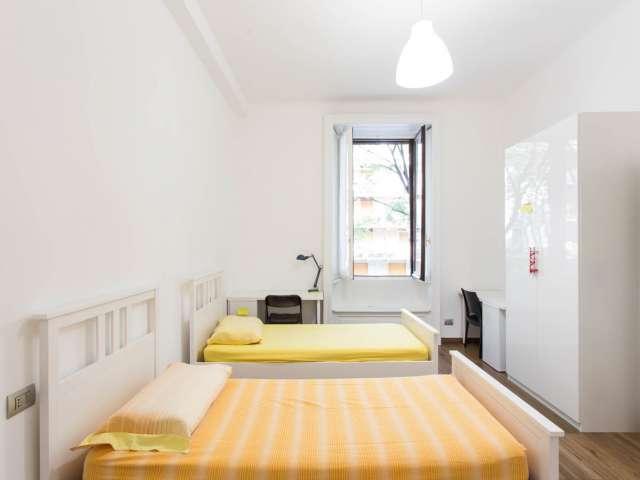 Letto in camera in affitto in appartamento con 9 camere da letto a Città Studi