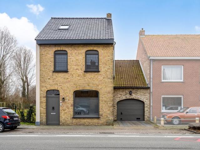 LEUKE WONING MET 3 SLAAPKAMERS, RUIME GARAGE EN MOOIE TUIN