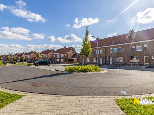 Leuke rijwoning in doodlopende straat met dubbele garage