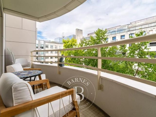 Levallois Greffuhle 3 pièces 2 chambres Balcons Etage élevé Environnement calme Proche commerces et Métro ligne 3