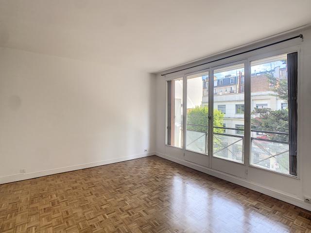 LEVALLOIS PERRET Rue Rivay Appartement de 3 pièces avec balcon