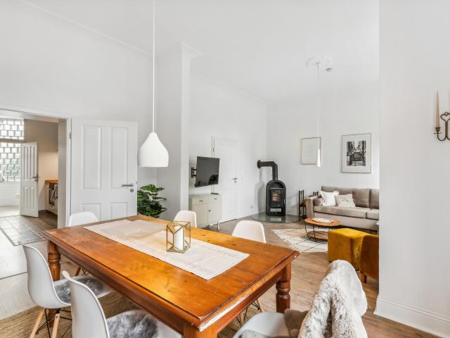 LEVEL22 | Comfortable Historic Apartment for Business Travelers, Fireplace & Prime Location