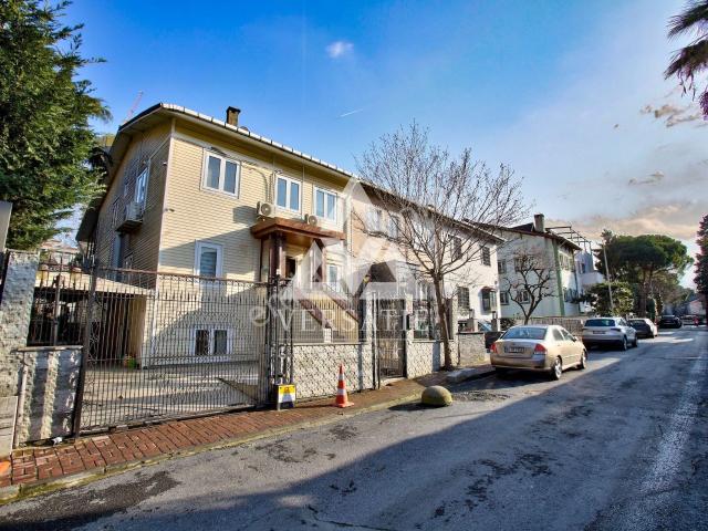 Levent Altzeren Sokak'ta 500 M2 Kullanımlı Bahcelı Otoparklı