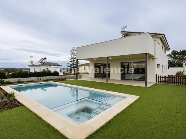 lExclusiva vivienda unifamiliar de alto diseño con piscina privada y jardín