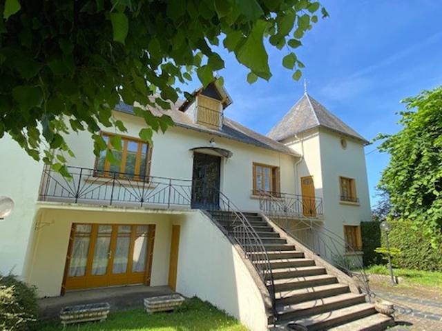 LEZOUX, BELLE MAISON DE CARACTERE DE 230 M2 AVEC JARDIN, PISCINE ET GARAGE