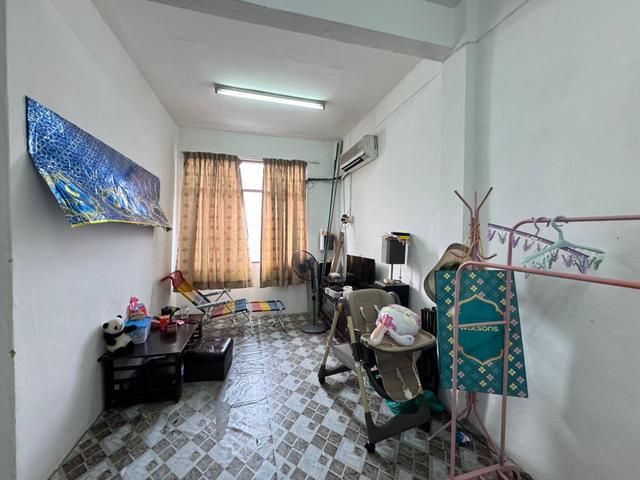 Lima Kedai Flat