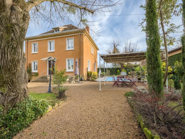 LIMAS, PROPRIETE DE CARACTERE, 200 m2 hab, 4 chambres, parc clos et arboré, piscine