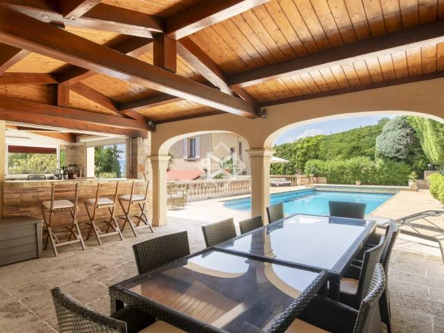 Limite Cannes Villa familiale au calme à pied des commerce. 285m² Le Cannet