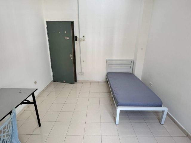 [LIMITED OFFER] Klang Middle Room | Fully Furnished | Near LRT | Wifi And Aircond Available