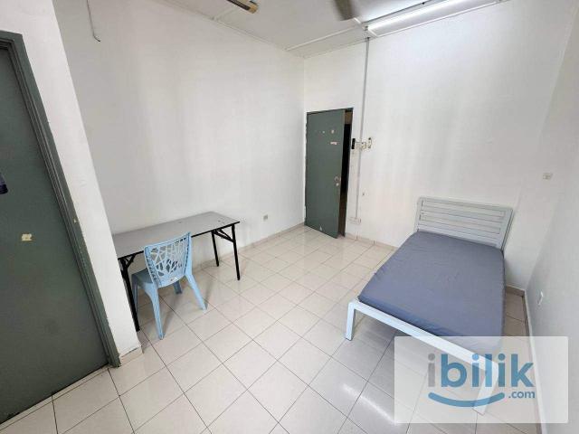 [Limited offer] Klang Middle Room | Fully Furnished | Near LRT | Wifi And Aircond Available