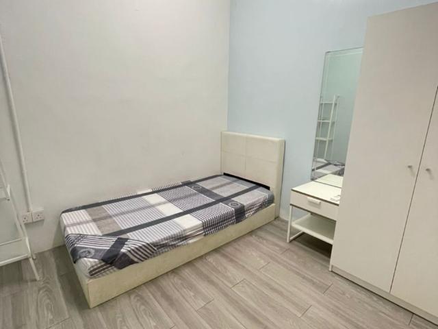 LIMITED OFFERWalking Distance to INTI College & LRT Station. Middle Room Rent in SS15
