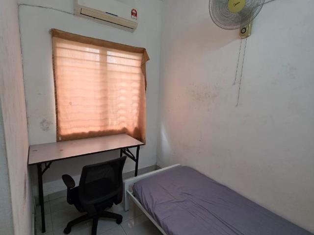 Limited Budget Room @ Bukit Rimau 3–5 mins to AEON & Lotus’s ️ | Aircond + Window + Free WiFi