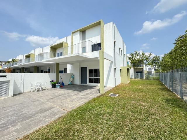Limited Corner Lot In Cybersouth