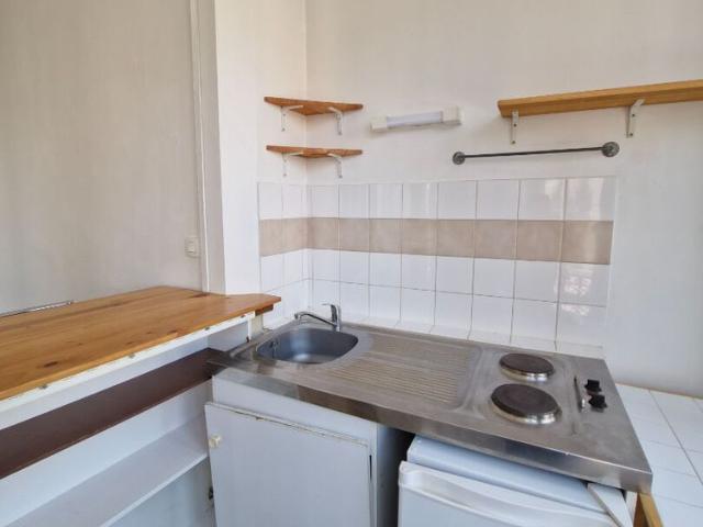 LIMOGES STUDIO DE 25 m² PLACE DES HALLES