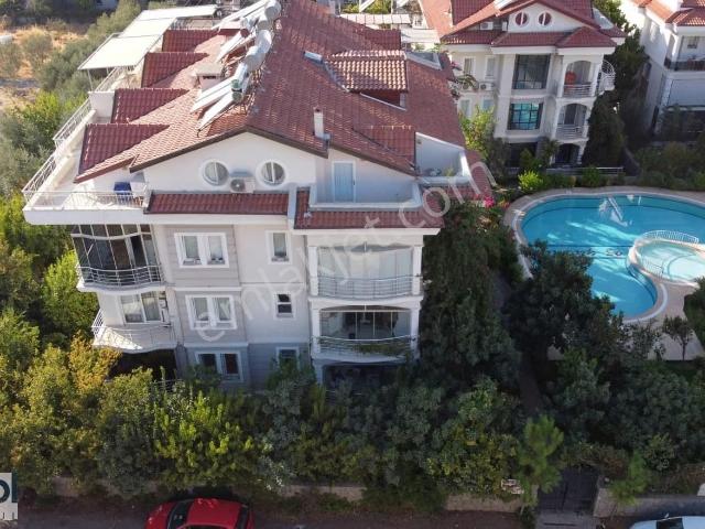 Limopol'den Havuzlu Bahçeli Site İçinde Satılık 5+1 Çatı Dublex