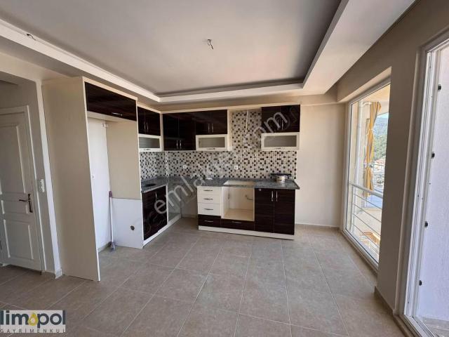 Limopol'den Satılık 1+1 Deniz Manzaralı Daire