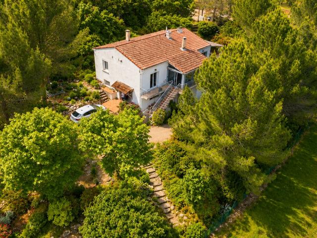 Limoux Bulle de nature à proximité de la ville Villa avec sous sol intégral sur terrain arboré et clos de