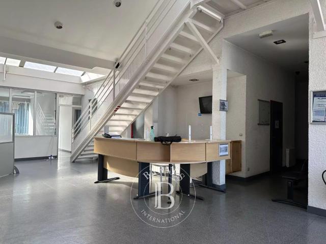 Linas 91 Local Commercial Parking clos de 36 places 416m² Linas