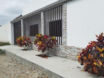 Linda villa Ballenita: 3 dormitorios 2 baños sala comedor americano cocina piscina 2 parqueo