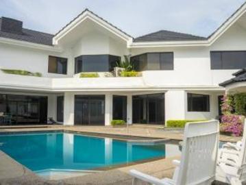 LINDA VILLA EN LAGUNA DORADA DE VENTA