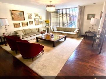 ¡CASA EN SURCO, FRENTE A PARQUE Y EN ESQUINA!