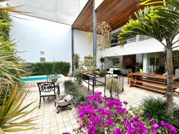 LINDA CASA CON TERRAZA PISCINA CERCA AL GOLF SUOER MODERNA TECHOS DOBLE ALTURA
