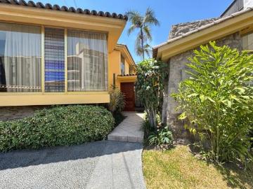 Linda casa con amplios jardines en la mejor zona de Chacarilla
