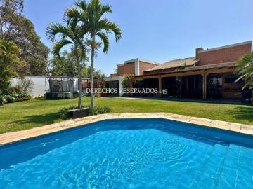 Linda Casa de 1,075m2 en Venta La Planicie