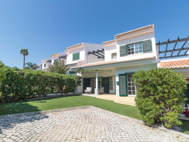Linda casa geminada de três quartos em uma ótima localização