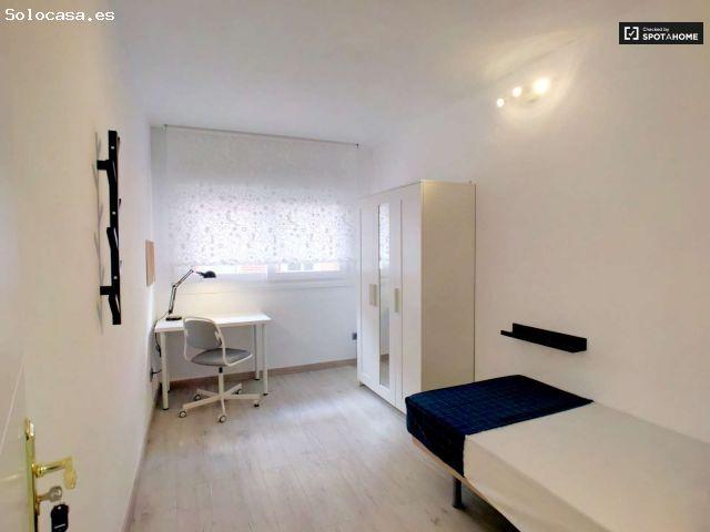 Linda habitación en alquiler en apartamento de 5 dormitorios en Puente de Vallecas