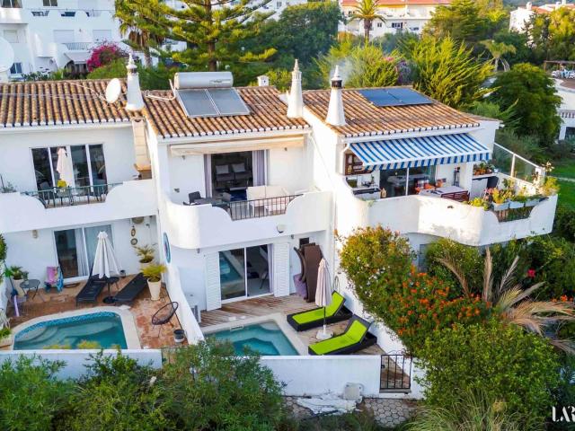 Linda moradia T2 totalmente remodelada com Vista Mar e pisci. 109m² Praia da Luz