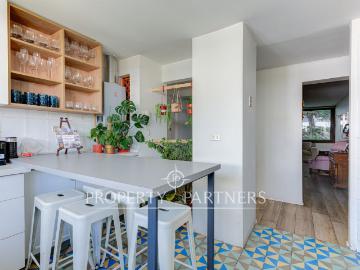 Lindo y acogedor departamento totalmente remodelado y bien conectado. Bajos costos de mantención