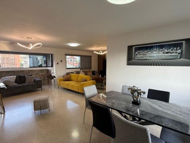 Lindo y amplio apartamento en venta en la florida con vista al Avila