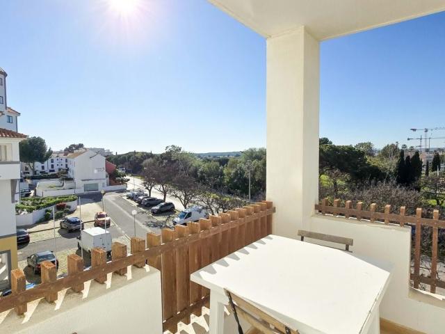 Lindo apartamento de 1 quarto recentemente renovado na Marina de Algardia, a 2 minutos a pé da marina e da praia
