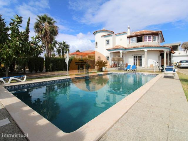 Lindssima moradia isolada com piscina em excelente localizao na.