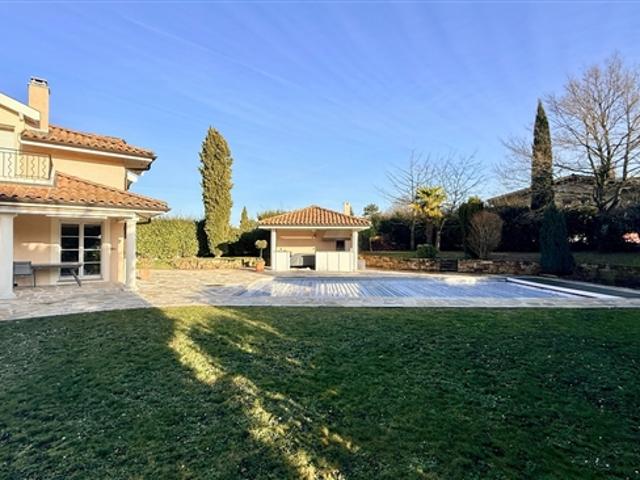 Linkes Ufer – Freistehende Villa mit Schwimmbad