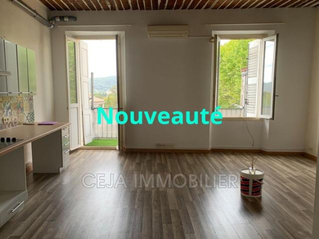 Libre au 1er novembre 2025 Au 2ème étage d'un immeuble du cen